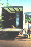 Foto: 2000 Stühle werden ausgeladen (143k).
